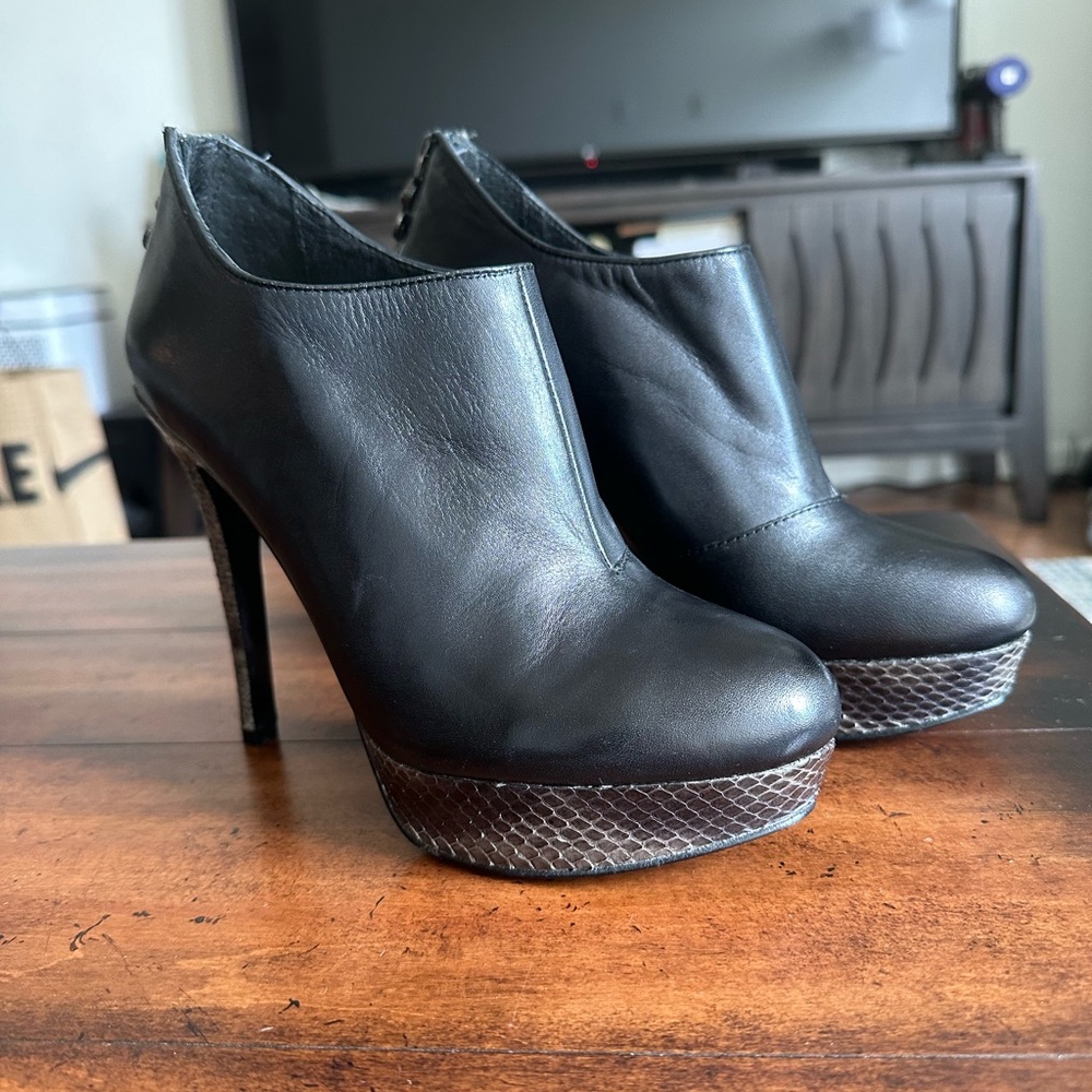House of Harlow 1960 Ankle booties, black leather with snakeskin, sz 6 or 36